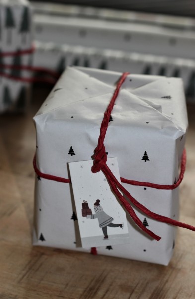 Weihnachts-Geschenkanhänger/ Karte - Schlittschuhläufer mit Geschenken - Ib Laursen