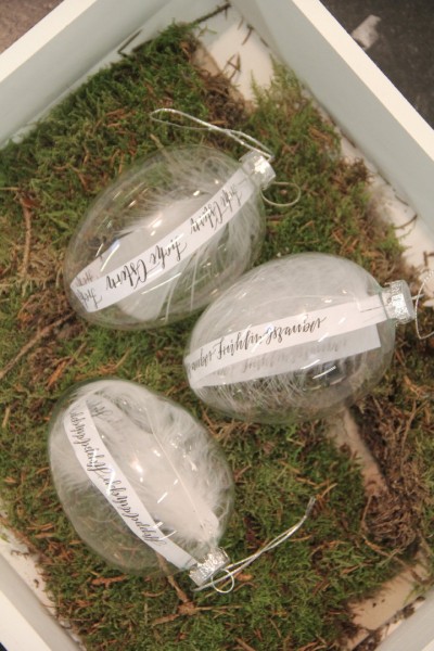 Glas-Osterei mit Feder und Spruchband "Hoppeldihopp", groß VL Home Collection