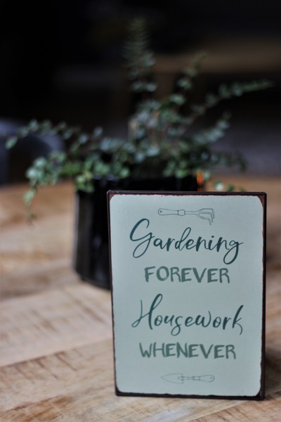 Metallschild "Gardening forever - Housework whenever", Ib Laursen ApS